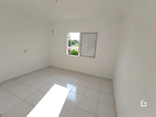 Foto de um cômodo vazio com piso de cerâmica e janela.