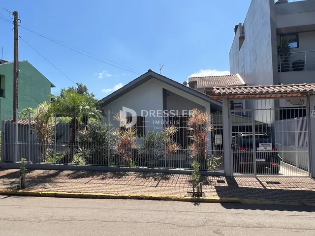 Fachada de uma residência em Lajeado, Brasil, com cerca e vegetação.