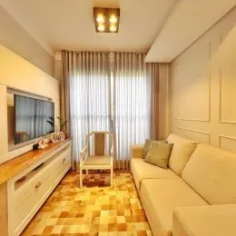 Uma sala de estar com cortinas claras e piso de cerâmica é visível na propriedade.