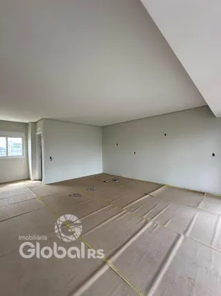 Vista interna de uma sala vazia com piso de proteção.