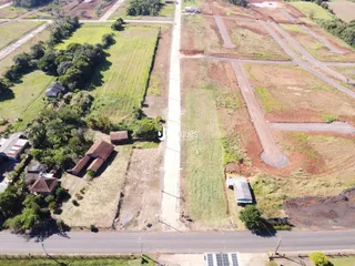 Vista aérea de um terreno com áreas de vegetação e estradas no Brasil.