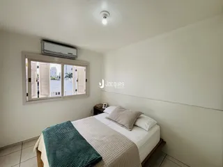Quarto com cama e janela em um imóvel no Brasil.