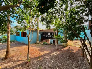 A fachada de uma casa em Lajeado, Brasil, cercada por árvores.