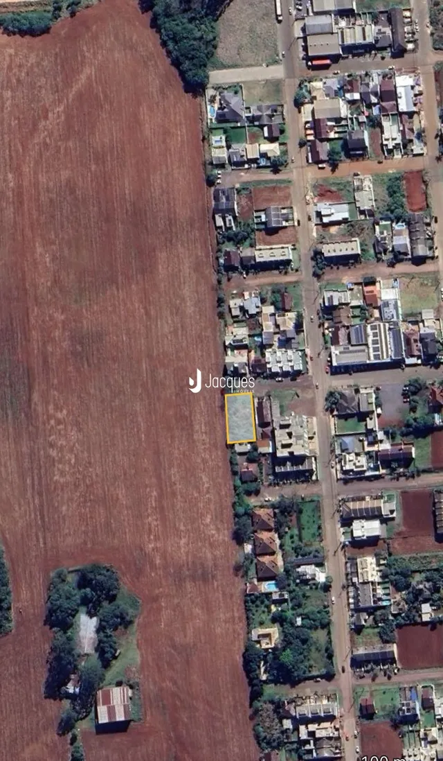 Vista aérea de propriedades residenciais e área de terra no Lajeado, Brasil.