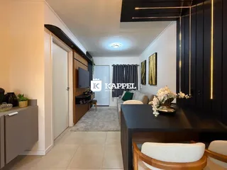 Sala de estar com painel de madeira e televisão em ambiente moderno.