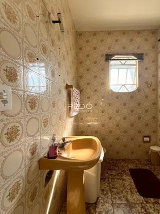 Foto de um banheiro com revestimento de parede estampado.