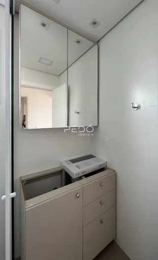 Vista de um corredor com espelho em uma residência.