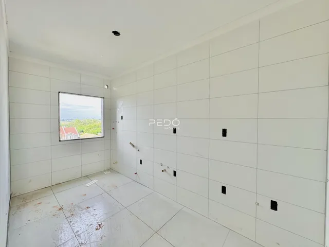 Hall de entrada com paredes brancas e piso de cerâmica.