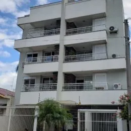 Fachada de um prédio residencial em Lajeado, Brasil, com vários andares e varandas.