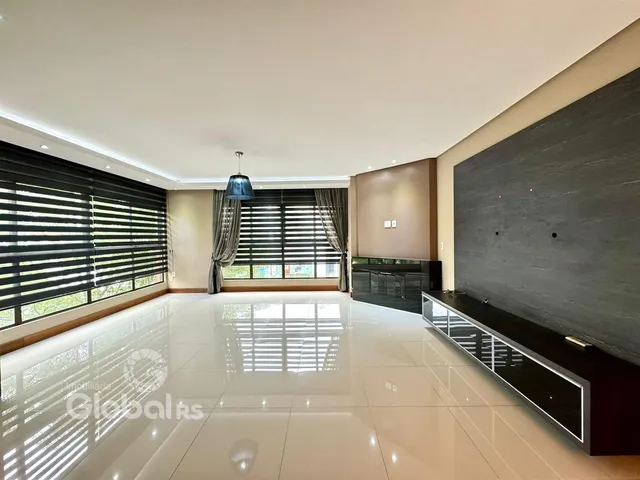 Sala de estar com piso de cerâmica e grandes janelas.