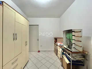 Interior de um cômodo com armários e piso de cerâmica.