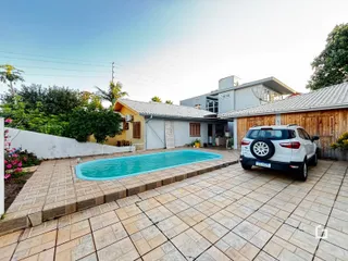 Vista externa de uma piscina e área de lazer em uma propriedade no Brasil.