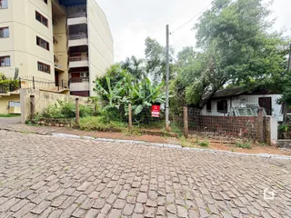 Vista da rua de paralelepípedos em frente a uma propriedade residencial.