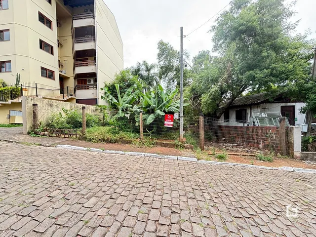 Vista da rua de paralelepípedos em frente a uma propriedade residencial.
