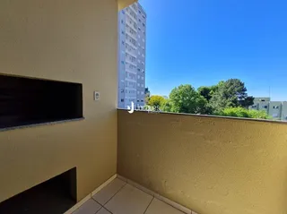 Fachada de um imóvel em Lajeado, Brasil, com vista para o céu azul.