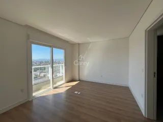 Sala de estar com porta de vidro que oferece uma vista panorâmica da cidade.