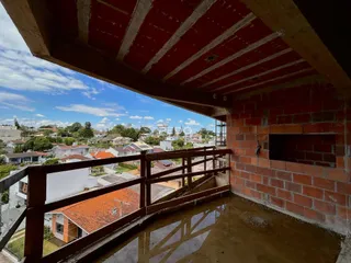 Vista da estrutura de alvenaria e paisagem residencial em Lajeado, Brasil.