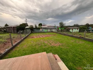 Gramado com cerca delimitando uma propriedade residencial em Lajeado.
