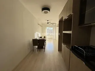 Hall de corredor com piso de madeira clara e armários embutidos.