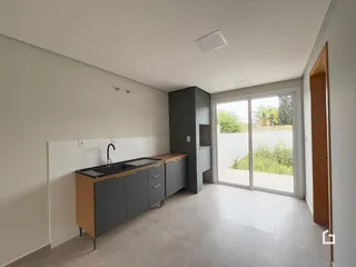 Uma cozinha moderna com portas de vidro que dão acesso ao exterior.