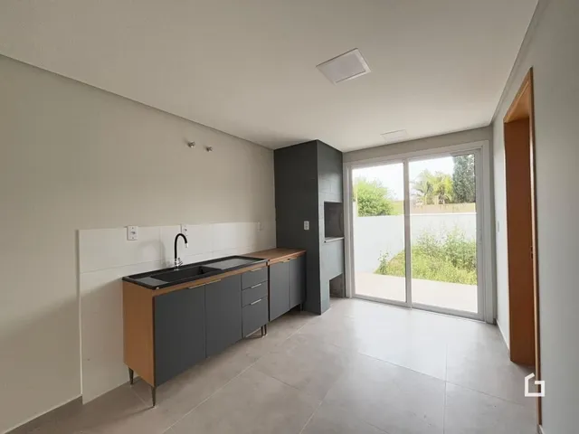 Uma cozinha moderna com portas de vidro que dão acesso ao exterior.