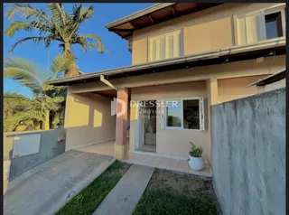 Fachada de uma residência em Lajeado, Brasil, com área externa de concreto.
