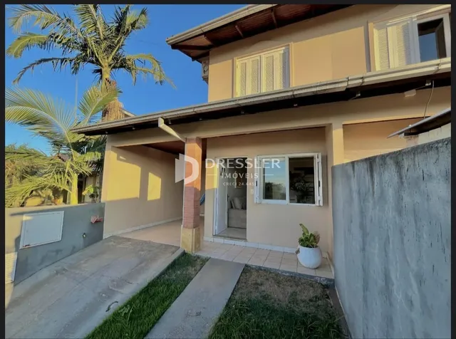 Fachada de uma residência em Lajeado, Brasil, com área externa de concreto.