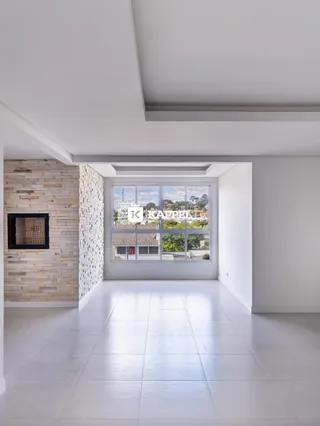 Sala de estar com piso de porcelanato claro e grande janela com vista para a área externa.