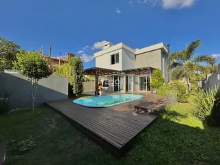 Fachada de uma residência com piscina e deck em Lajeado, Brasil.