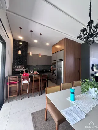 Cozinha moderna com armários de madeira e ilha central.