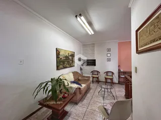 Sala de estar com sofá e decoração de parede em imóvel no Brasil.
