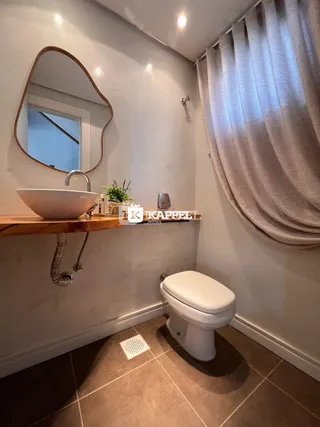 Banheiro com bancada de pia e vaso sanitário.