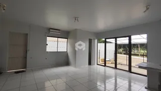 Sala ampla com piso de cerâmica e portas de vidro que dão acesso ao exterior.
