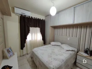 Quarto com cama e armários em ambiente residencial.
