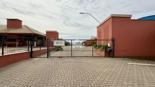 Vista externa do portão e da fachada de uma propriedade em Lajeado.