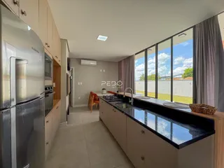 Vista da cozinha e sala de estar de um imóvel em Lajeado, Brasil.