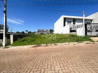 Vista externa de uma residência branca em Lajeado, Brasil, com cerca e jardim.