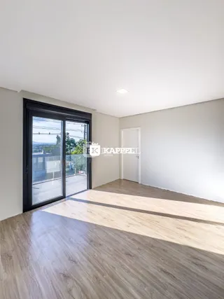 Sala de estar com portas de vidro que oferecem vista para o exterior.