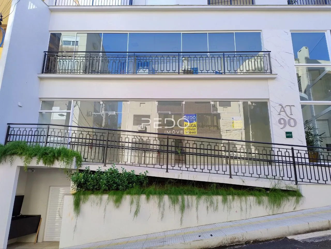 Fachada de um prédio residencial em Lajeado, Brasil, com varanda e grade preta.