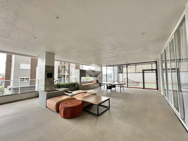 Sala de estar ampla com acesso a uma área externa.