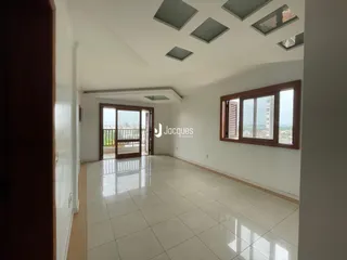Sala de estar com piso de cerâmica e vista para o exterior.