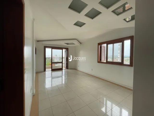 Sala de estar com piso de cerâmica e vista para o exterior.