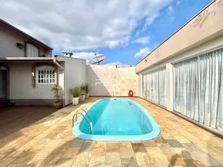 Foto da piscina externa e área de lazer de uma residência em Lajeado.