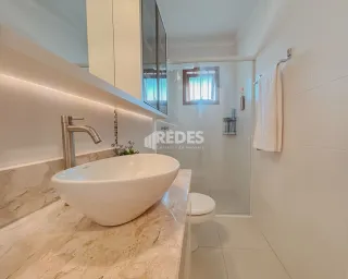 Foto de um banheiro com pia de apoio e bancada de mármore.