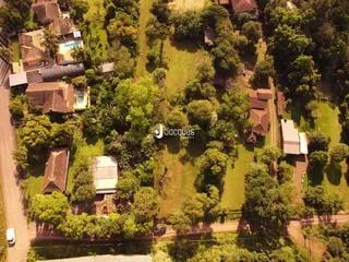Vista aérea de uma propriedade em Lajeado, Brasil, cercada por vegetação.