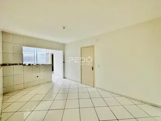 Corredor interno com piso de cerâmica claro e paredes brancas.