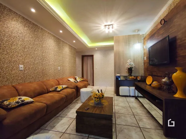 Sala de estar com sofá marrom e piso de cerâmica.