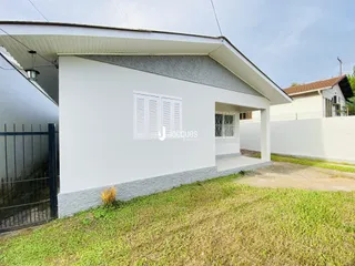 Fachada externa de uma casa em Lajeado, Brasil, com jardim gramado.