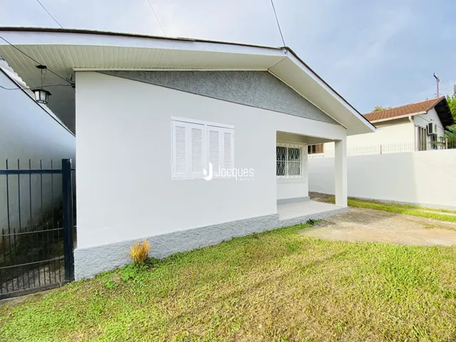 Fachada externa de uma casa em Lajeado, Brasil, com jardim gramado.