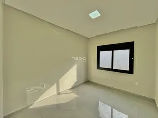 Vista interna de um ambiente com paredes claras e piso claro.